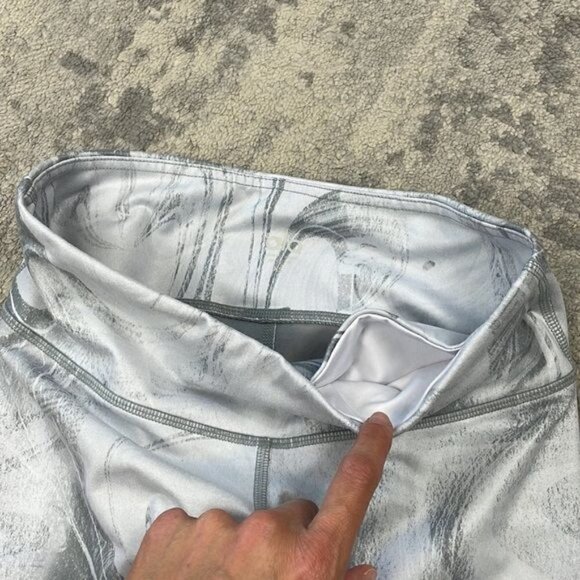 ALO YOGA Airbrushed Performance Capri Leggings White Gray Swirl Marble Sz XS - Picture 11 of 12